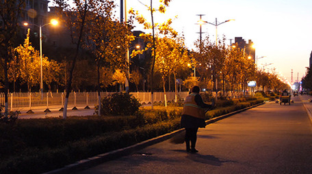 vlog城市环卫工人清扫街道实拍素材