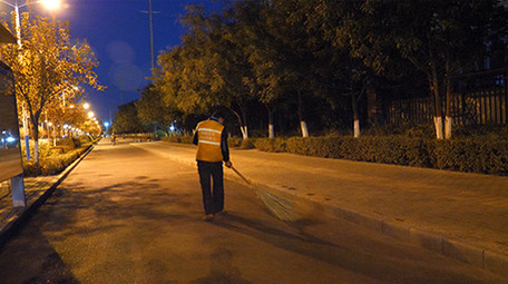 vlog城市环卫工人清扫街道实拍素材