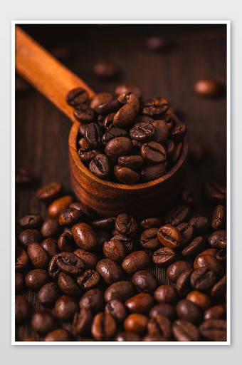 一勺咖啡豆暗调海报图片