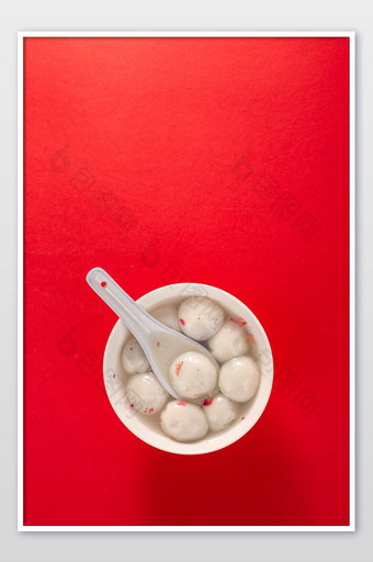 红色背景上满满一碗汤圆传统美食摄影图图片