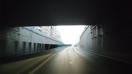 实拍城市街道隧道运动延时