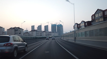 实拍城市街道隧道运动延时