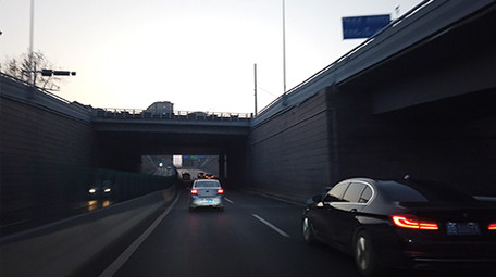 实拍城市街道隧道运动延时