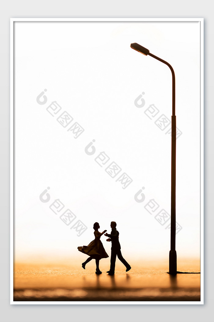 情人节剪影背景路灯下的情侣图片图片