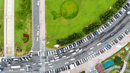 航拍辽宁大连星海广场标志建筑草坪车流人流