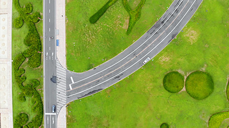 航拍辽宁大连星海广场标志建筑草坪车流人流