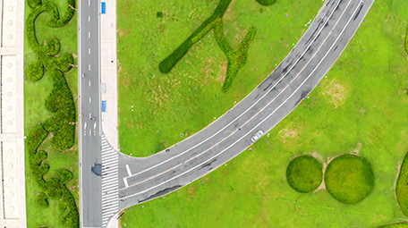 航拍辽宁大连星海广场标志建筑草坪车流人流