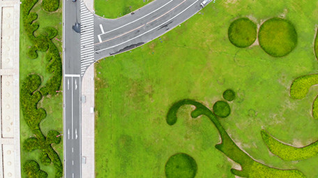 航拍辽宁大连星海广场标志建筑草坪车流人流