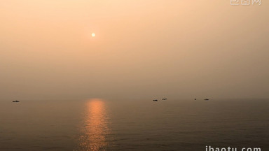 辽宁大连渤海日落余晖夕阳渔船海船舶探照灯