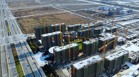 航拍浙江在建高楼大厦城市建设塔吊道路车流