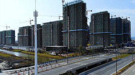 航拍浙江在建高楼大厦城市建设塔吊道路车流
