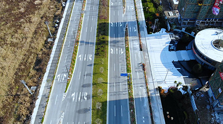 航拍浙江在建高楼大厦城市建设塔吊道路车流