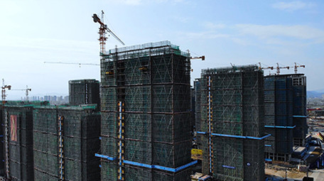 航拍浙江在建高楼大厦城市建设塔吊道路车流