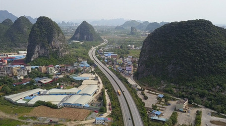 4k高清航拍桂林风光公路车流运输