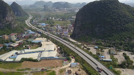 4k高清航拍桂林风光公路车流运输