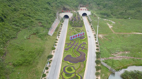 4k航拍交通运输公路隧道口车流