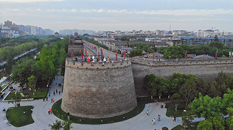 实拍西安城市白天古代建筑航拍城墙