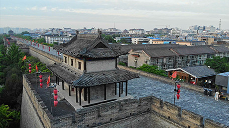 实拍西安城市白天古代建筑航拍城墙