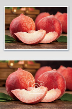 桃树上两颗成熟的桃子片