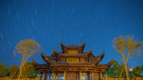 庙宇正面夜间星空延时实拍影视素材