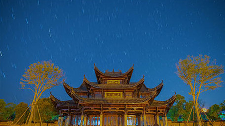 庙宇正面夜间星空延时实拍影视素材