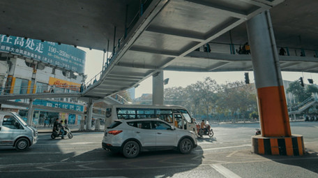 城市立交桥下十字路口车流延时