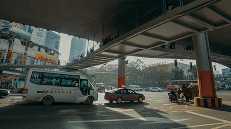 城市立交桥下十字路口车流延时
