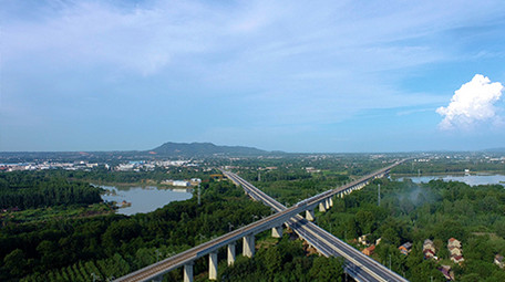 航拍4K山区城市高铁