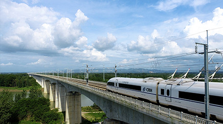 航拍4K山区城市高铁