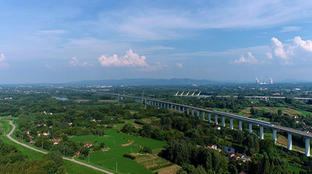 航拍4K山区城市高铁