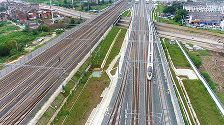 航拍4K山区城市高铁