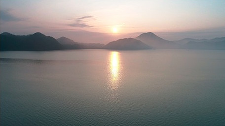 航拍杭州临安青山湖日出