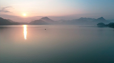 航拍杭州临安青山湖日出