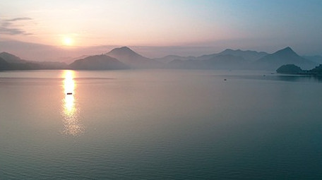 航拍杭州临安青山湖日出