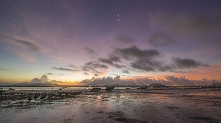 绚丽多彩的朝霞大美渔港日出延时摄影4K
