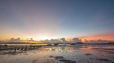 绚丽多彩的朝霞大美渔港日出延时摄影4K