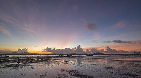 绚丽多彩的朝霞大美渔港日出延时摄影4K