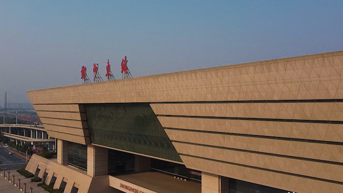 航拍郑州东站高铁站高铁进出站