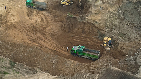 建筑工地挖机施工工作航拍4k航拍视频