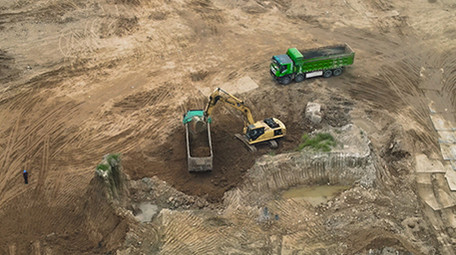 建筑工地挖机施工工作航拍4k航拍视频