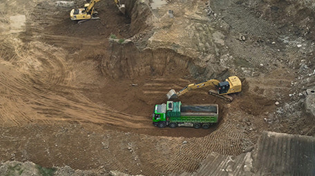 建筑工地挖机施工工作航拍4k航拍视频