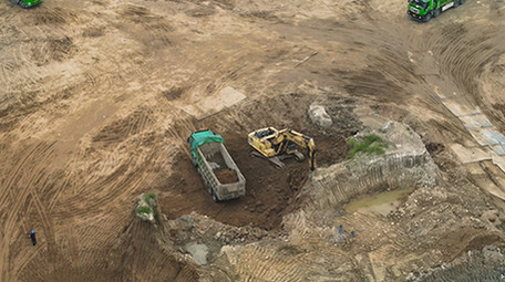 建筑工地挖机施工工作航拍4k航拍视频