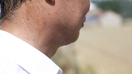 实拍农民田间流汗擦汗抓起一把黄土