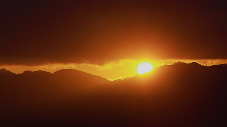 金色日出照射云海实拍视频