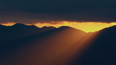 金色日出照射云海实拍视频