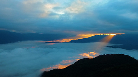 金色日出照射云海实拍视频