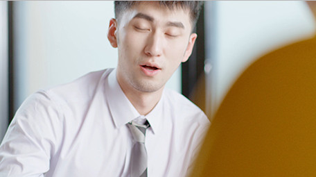 商务工作谈论文件微笑近景室内实拍