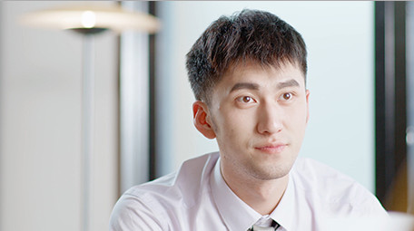 商务工作谈论文件微笑近景室内实拍