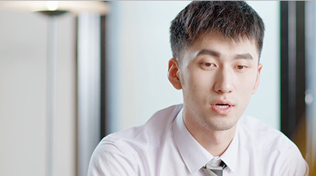 商务工作谈论文件微笑近景室内实拍