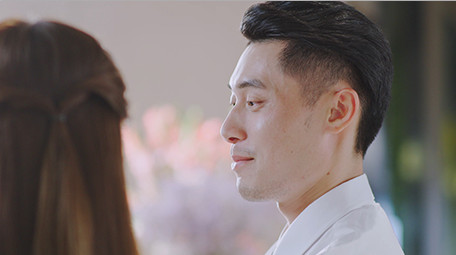 商务西装男女指点微笑实拍特写室内